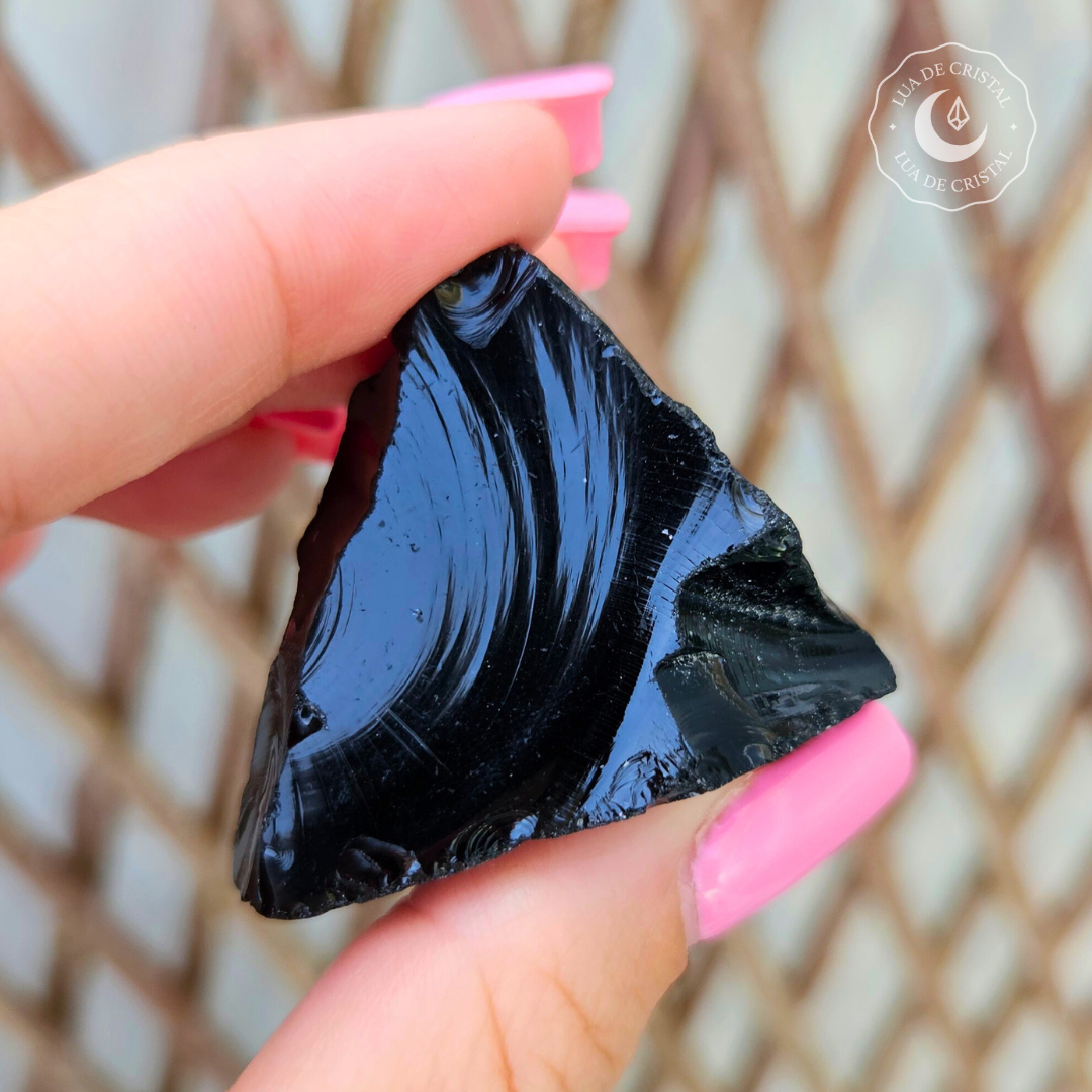 Obsidiana negra cruda